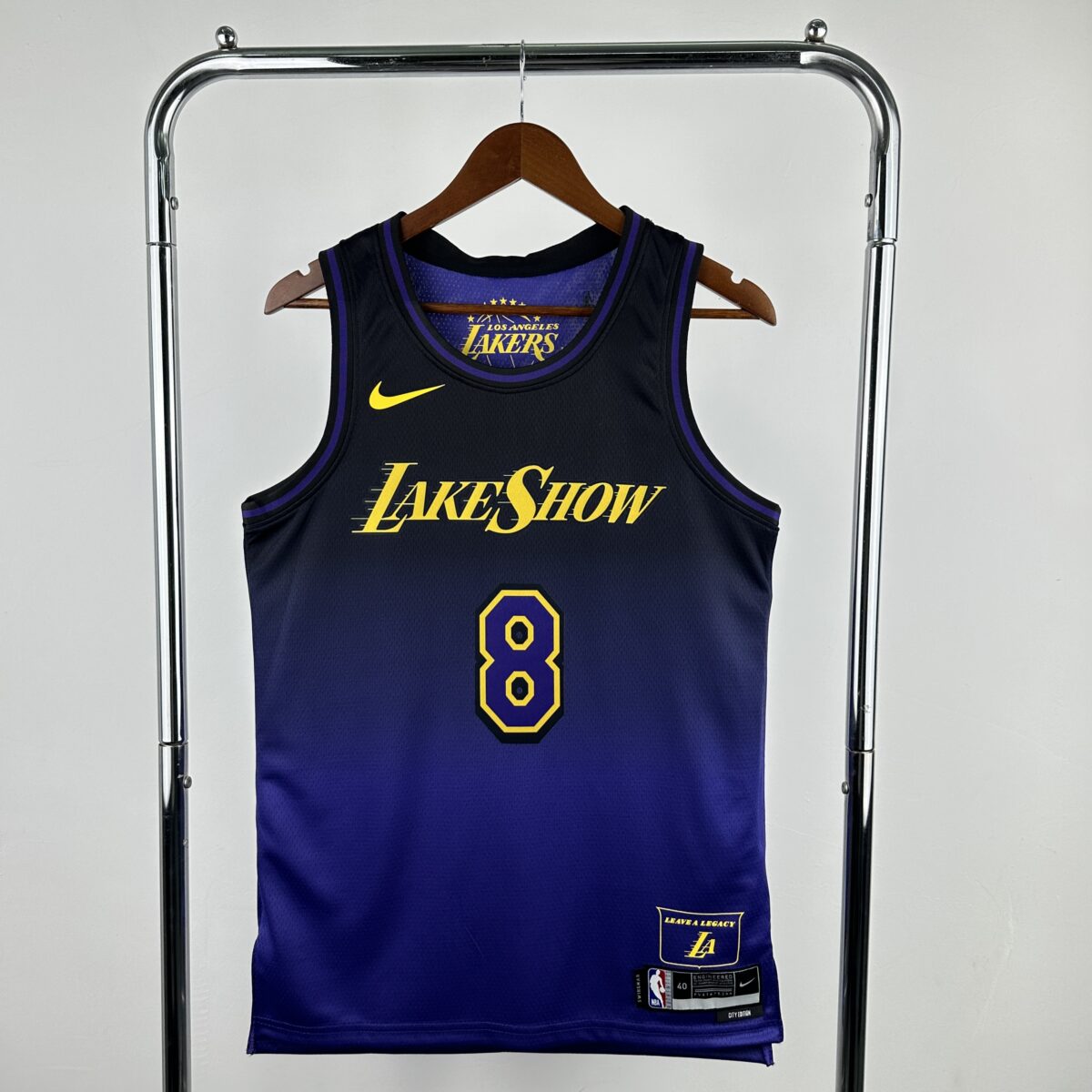 ⁦Lake Show 2025 - Bryant - Icon Edition⁩ - الصورة ⁦1⁩