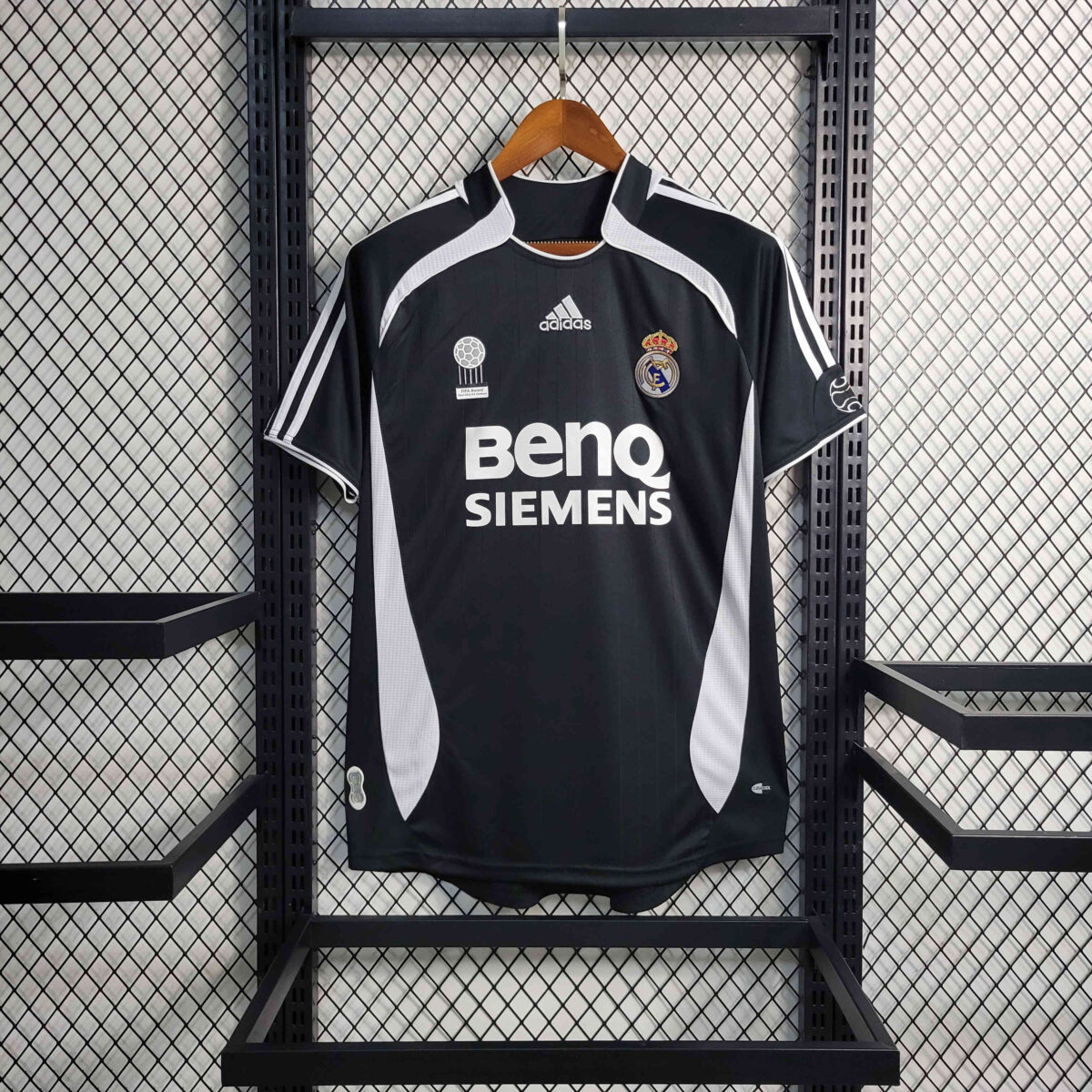 Real Madrid Away 2006-07 Retro Edition - Image 1