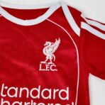 ⁦Liverpool Home 2025-26 Newborn Edition⁩ - الصورة ⁦2⁩