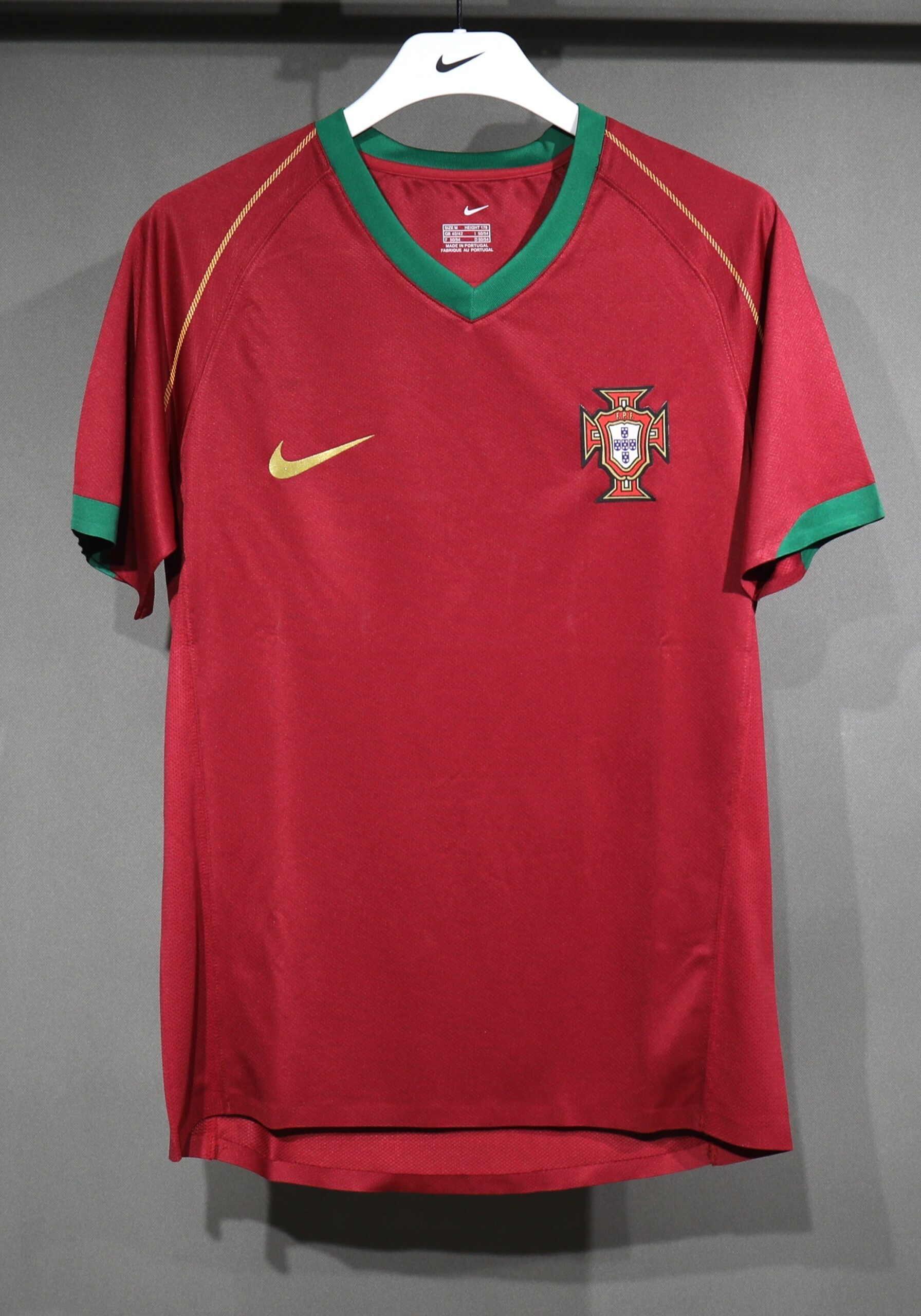 0f9940c3 Portugal Home 2006-08 Retro Ultra Player Edition - الصورة 1