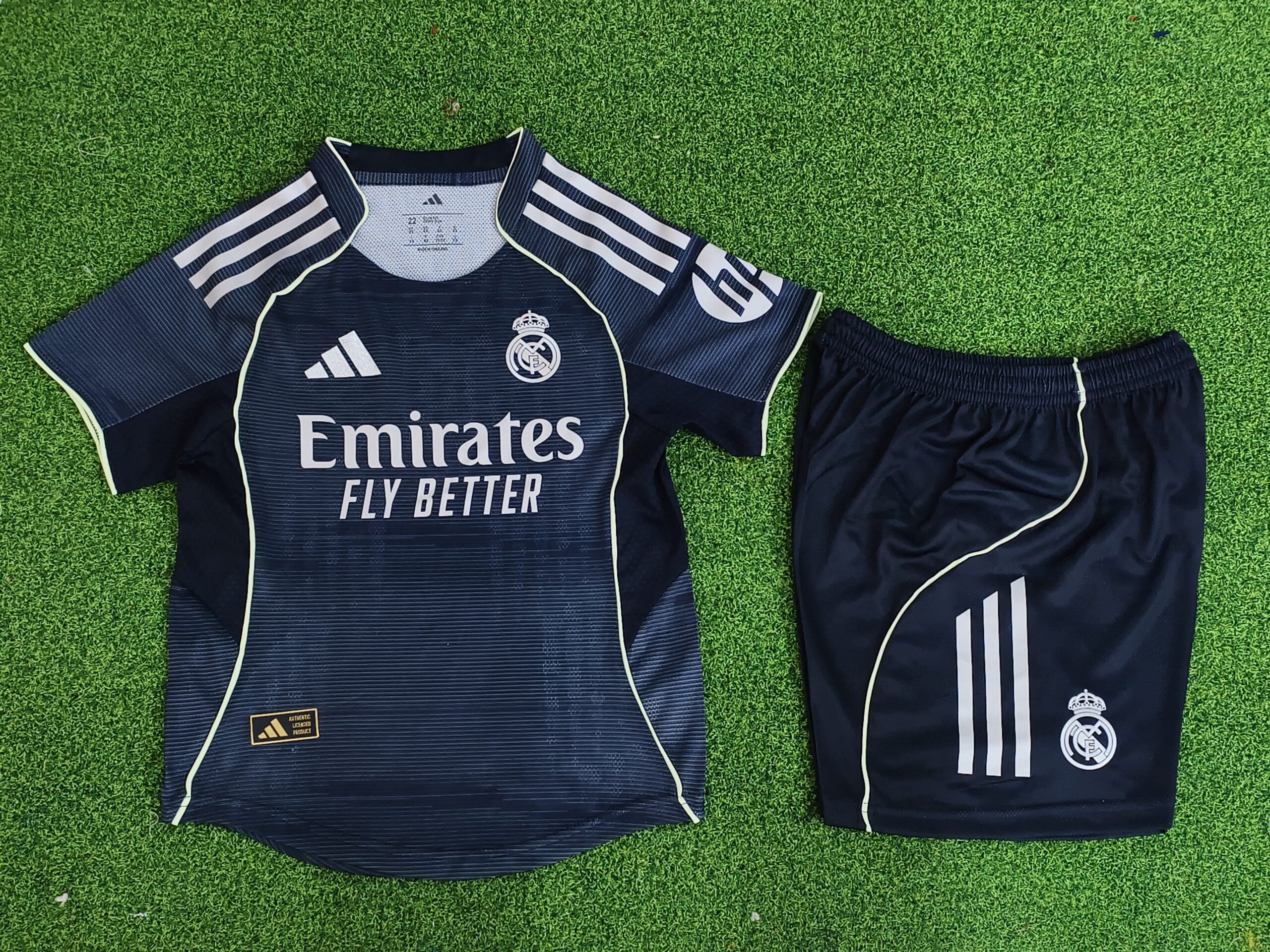 c340c39f Real Madrid Away 2025-26 Player Kids Suit Edition - الصورة 1