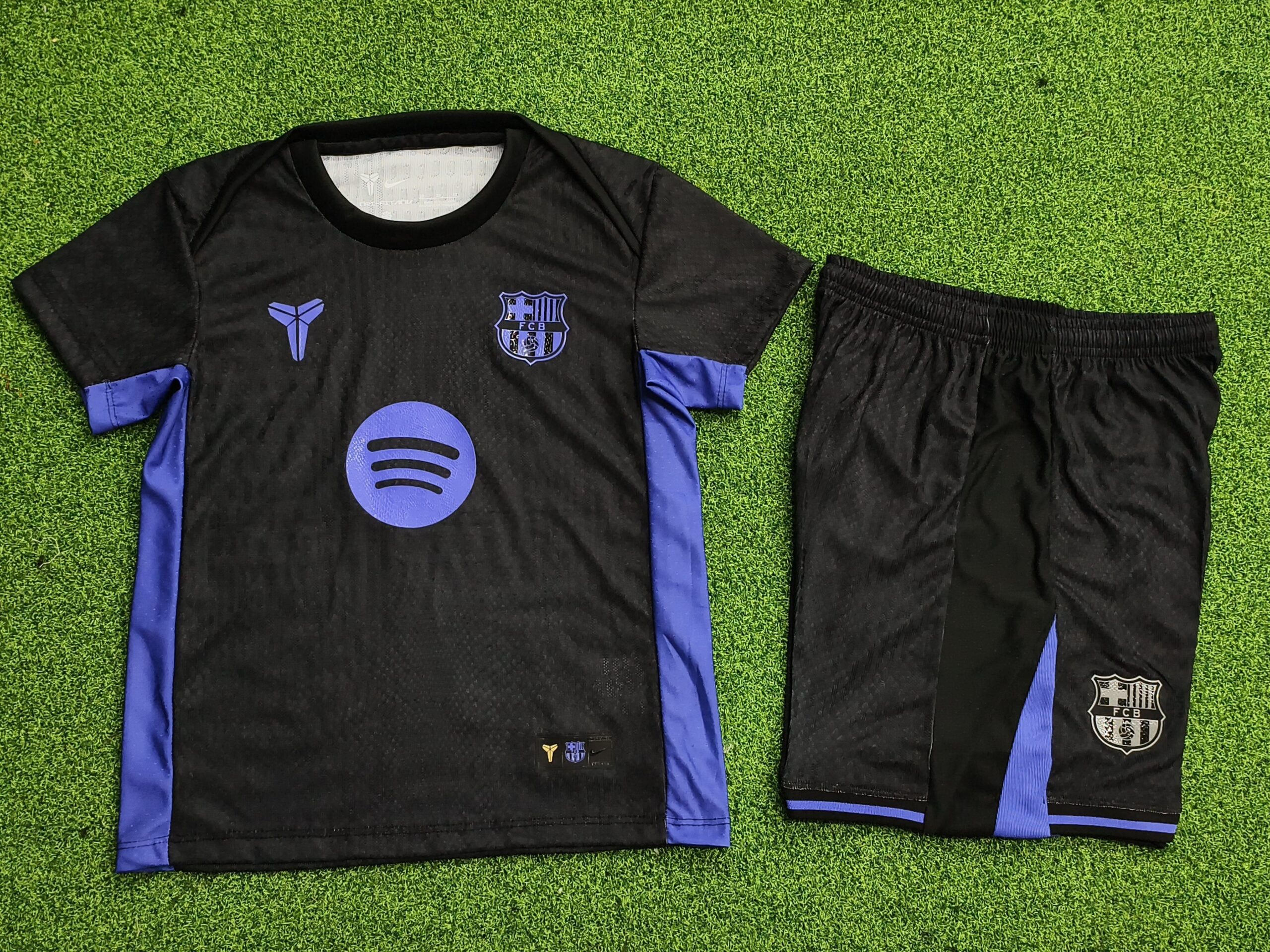 e97ed515 Barcelona Pre-Match 2025-26 Player Kids Suit Edition - الصورة 1