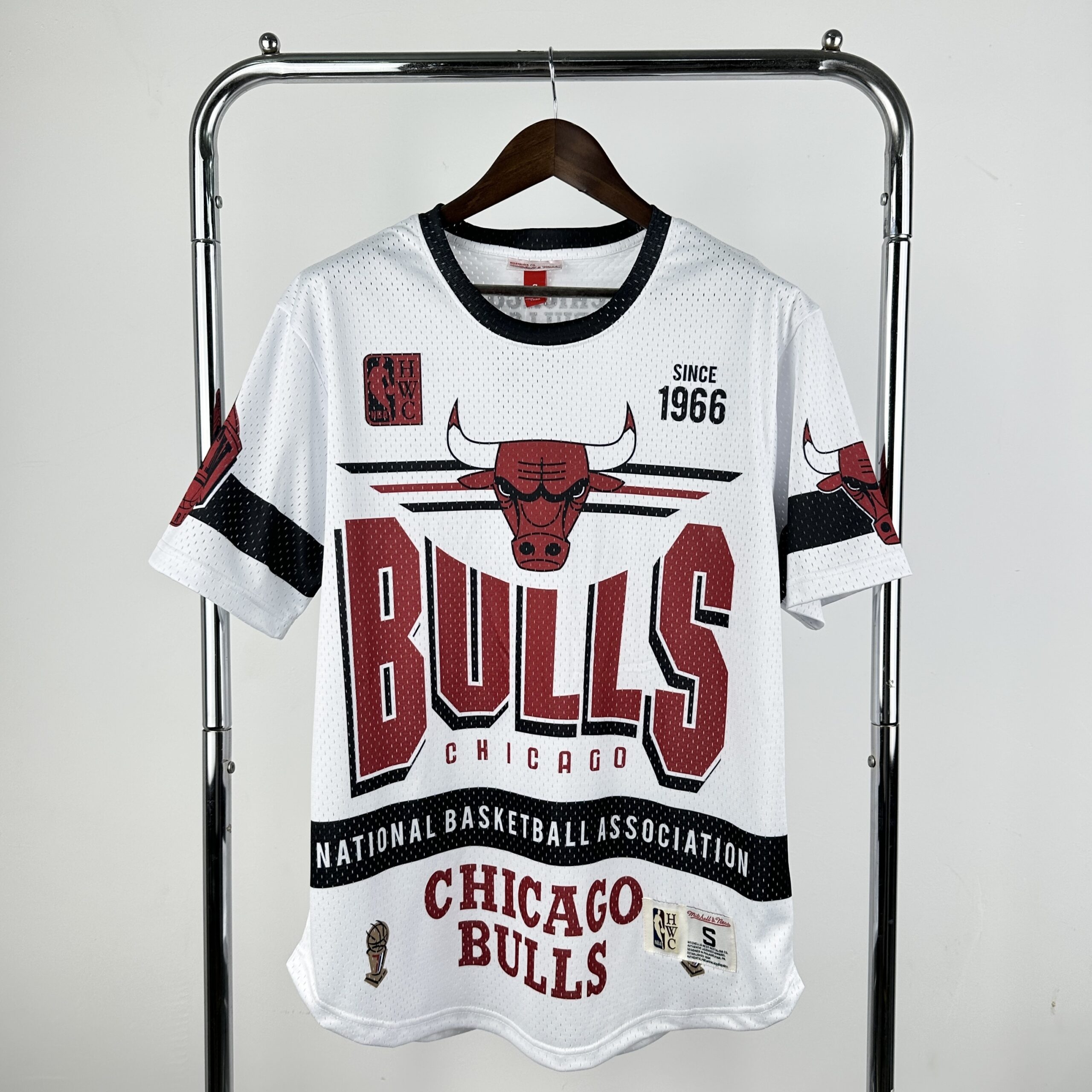 52c4b222 Chicago Bulls 2026 Mitchell & Ness Edition - الصورة 1