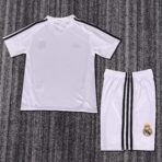⁦Real Madrid Home 2004-05 Retro Kids suit⁩ - الصورة ⁦2⁩